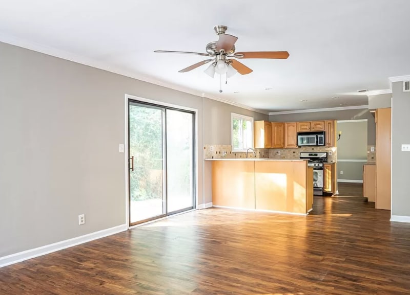 Building Photo - 10420 Meadow Crest Ln