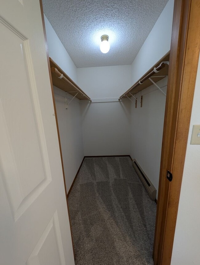 Building Photo - Cute 3 Bedroom Condo w/ Bonus Room - Walki...