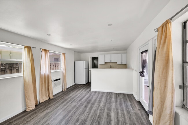 Building Photo - 132 E Central Blvd