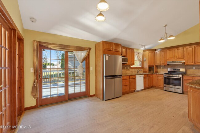 Building Photo - 150 Cloverdale Cir