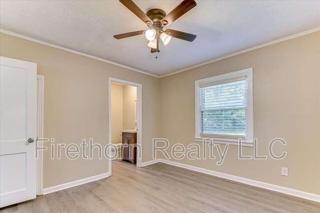 Building Photo - 924 Royalette Ave