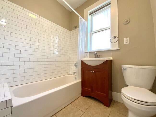 Building Photo - 1BR W/ Bonus Room. In-Unit LAUNDRY! DISHWASHER! PARKING AVAILABLE!