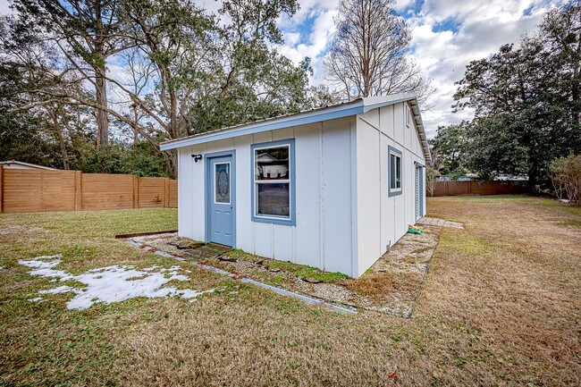 Building Photo - 3 Bedroom 2 Bath Downtown Ocean Springs