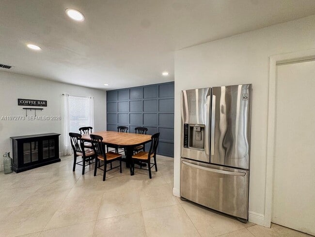 Building Photo - 9731 Bel Aire Dr