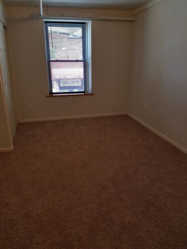 Building Photo - Incredibly Spacious 3 Bedroom / 3 Bathroom...