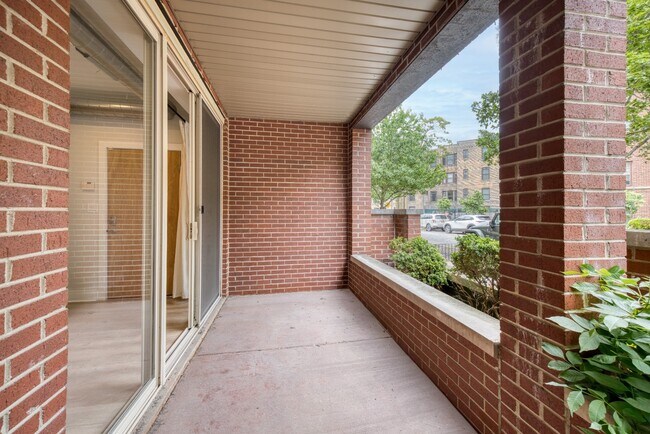 Building Photo - 1 Bedroom - Logan Square Available ASAP!