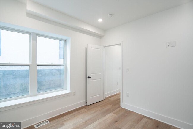 Building Photo - 1513 W Girard Ave