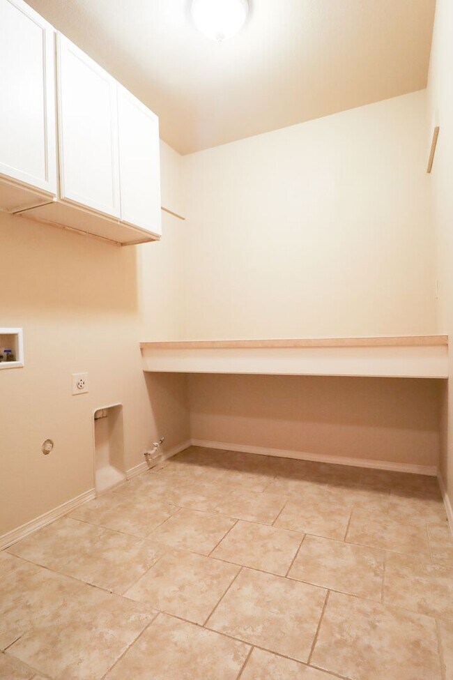 Building Photo - Spacious 4 bedroom 3 bathroom home In Sand Springs