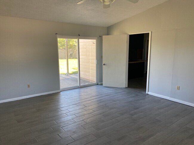 Building Photo - 256 N Berthe Ave