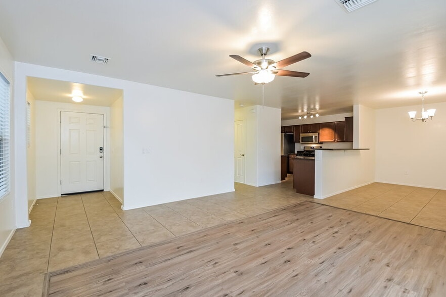 Building Photo - 933 W Calle Arroyo Norte