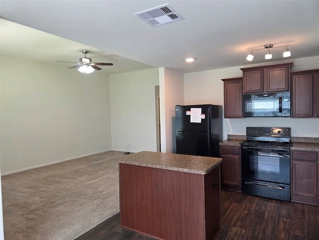 Building Photo - 723 Crystal Lakes Dr