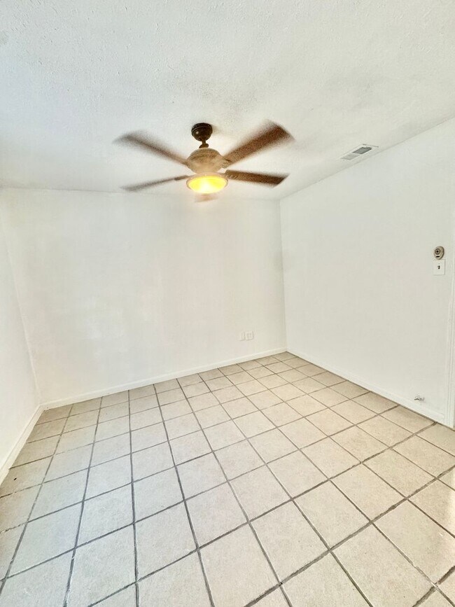 Building Photo - Spacious 4 Bedroom / 3 Bath Home for Rent – Westside Corpus Christi (Section 8 Welcomed)