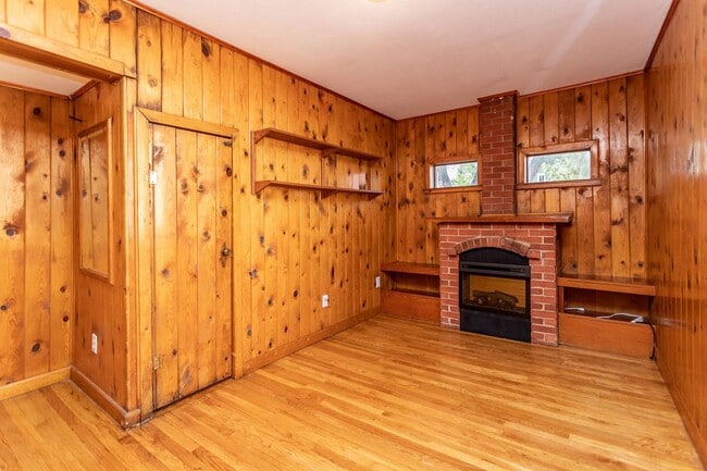 Building Photo - 12 W Brookside St