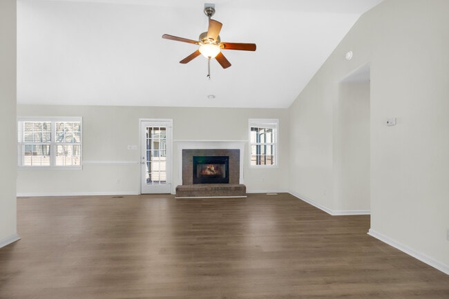 Building Photo - 705 E Hightree Ln