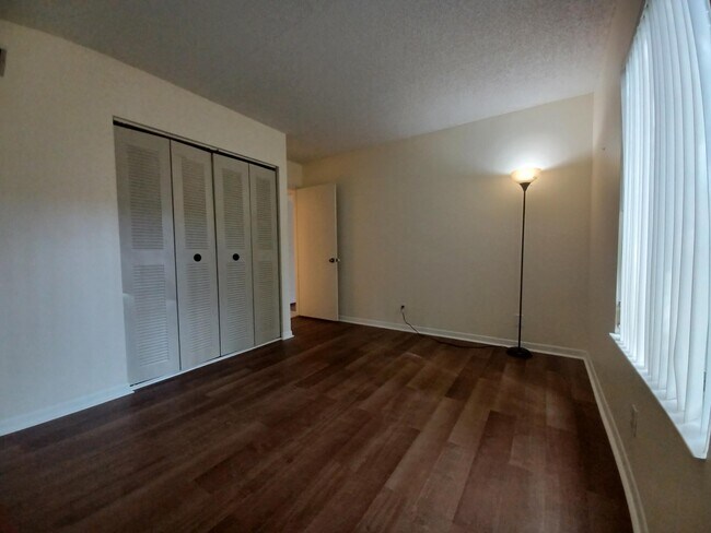 Building Photo - 205 Foxtail Dr