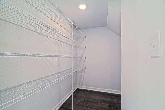 Building Photo - Cozy Living in The Ponds