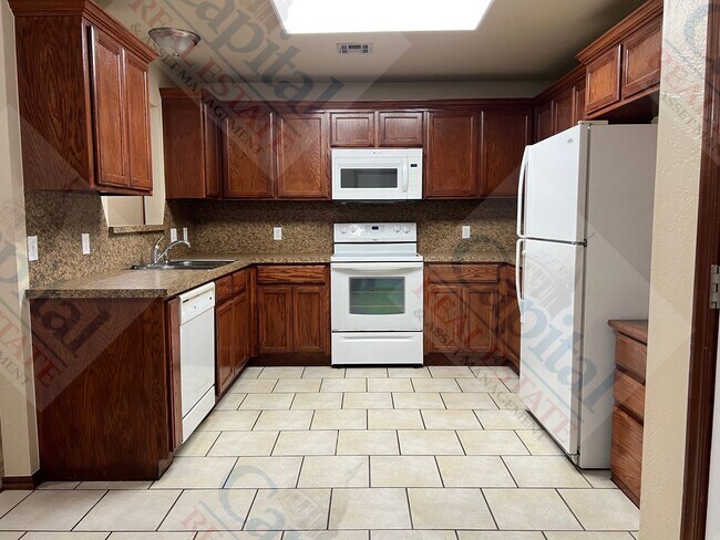 Building Photo - Spacious Duplex in Harrah