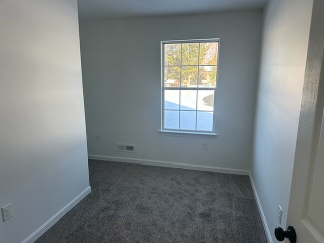 Building Photo - Beautiful 3 Bedroom, 1.5 Bath Townhome in ...