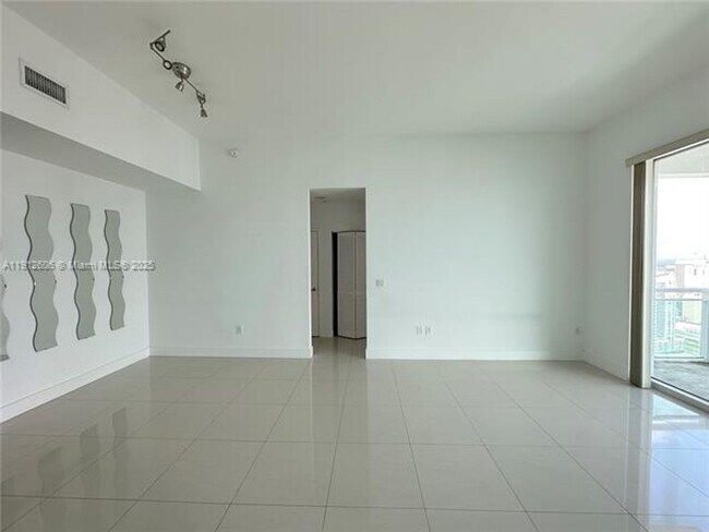 Building Photo - 950 Brickell Bay Dr