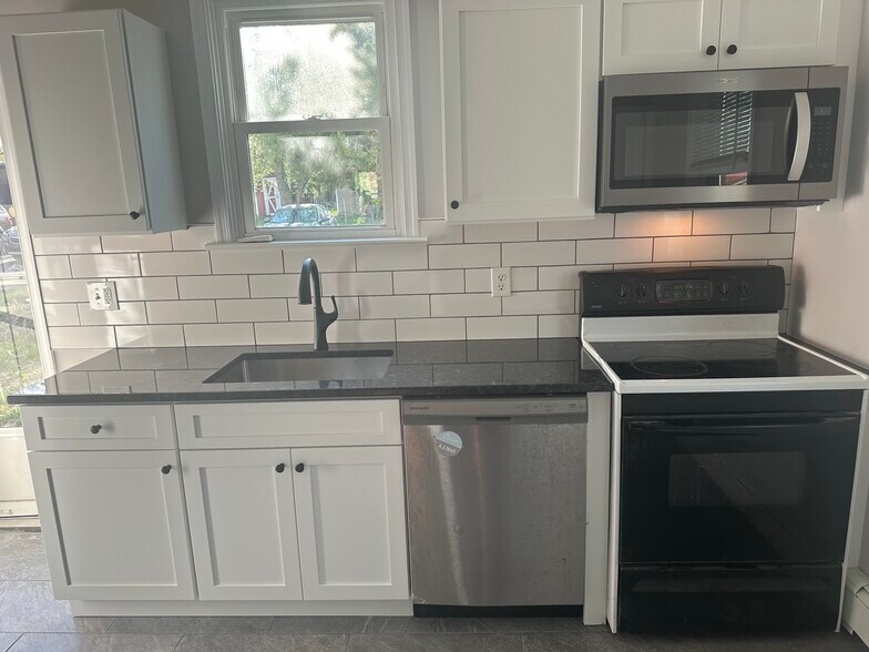 Building Photo - 136 N Green St