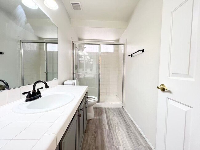 Building Photo - GATED COMMUNITY! Great Location!