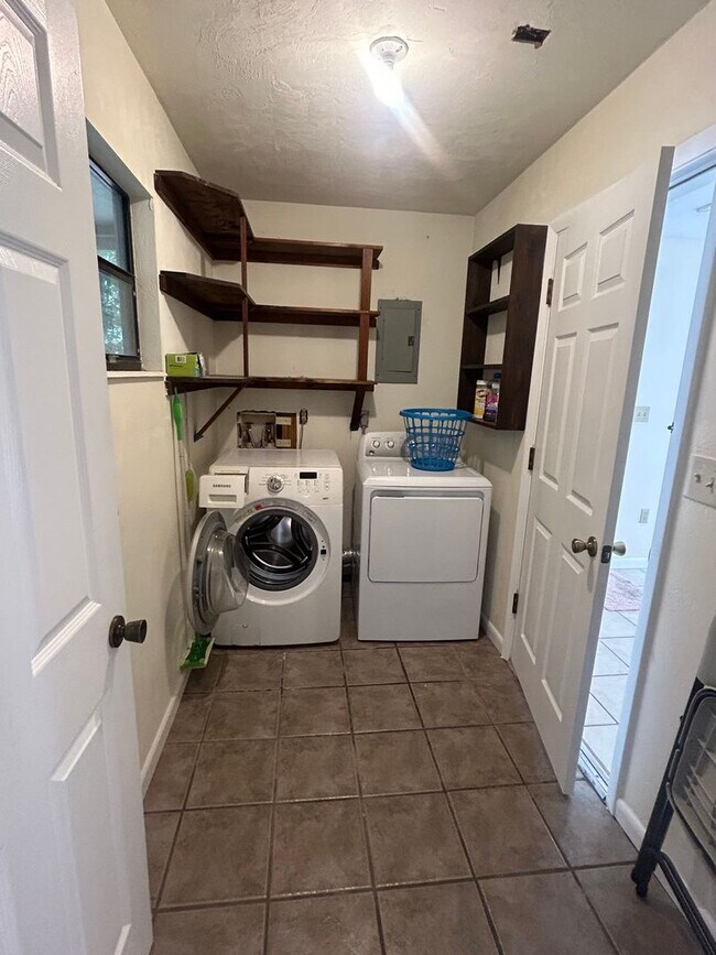 Building Photo - Springtree single family home