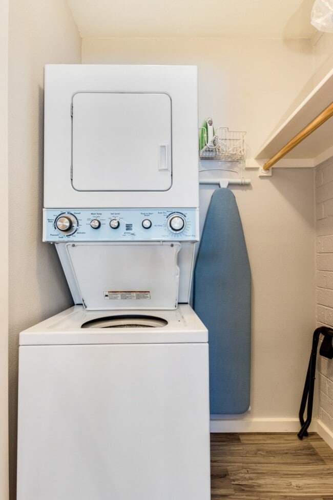 Building Photo - Charming Studio Oasis in the Heart of Temp...