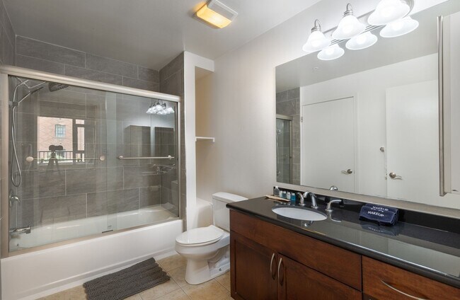 Building Photo - Modern 2 Bed/ 2 Bath Condo in the Heart of...