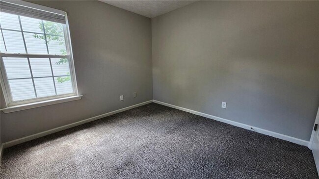 Building Photo - 281 Silver Ridge Dr
