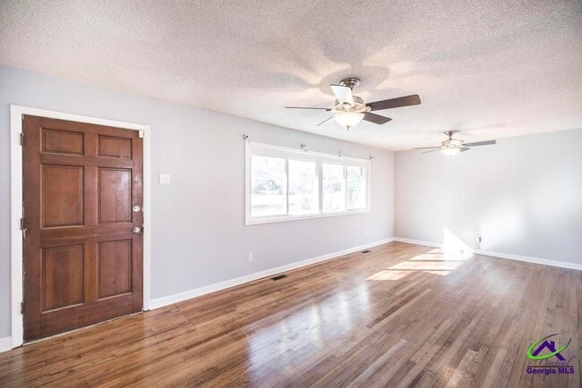 Building Photo - 718 Oakview Square