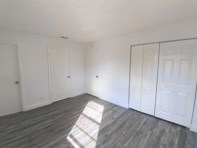 Building Photo - 4553 Gulfstream Rd