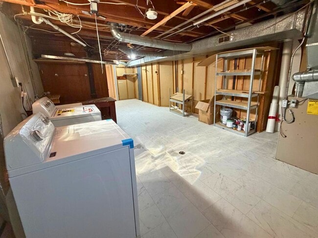 Building Photo - Updated Ranch with New Appliances