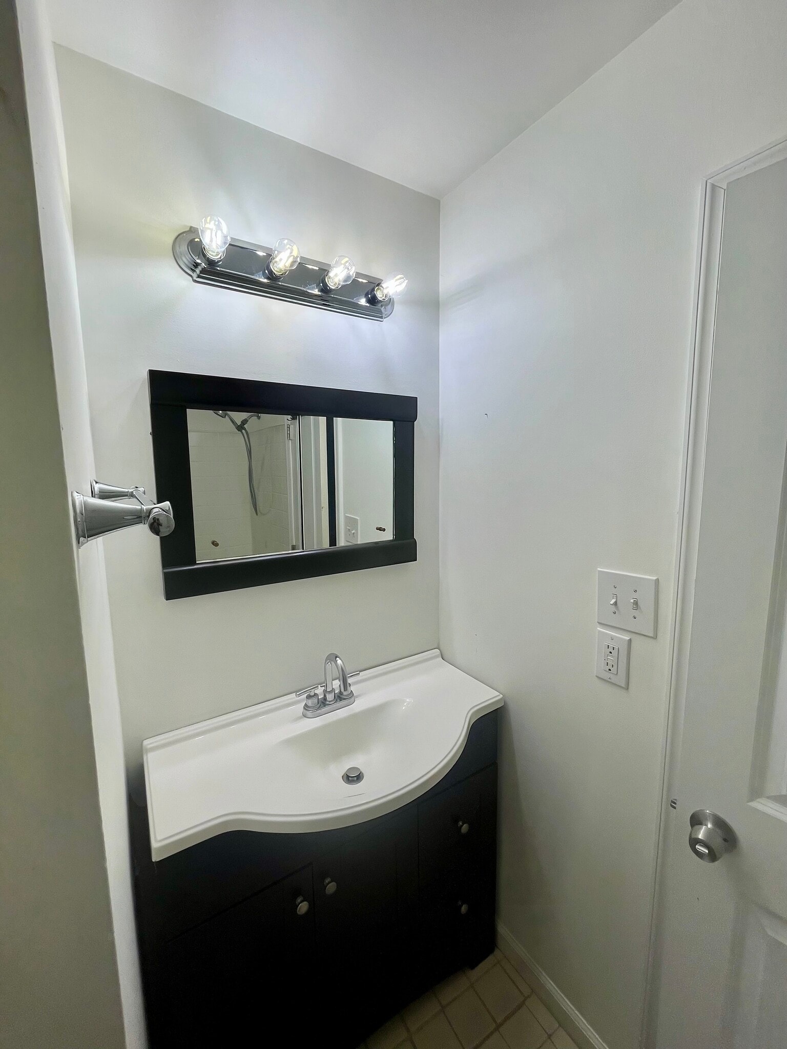 Hallway Bathroom (1) - 13202 Wilton Oaks Dr