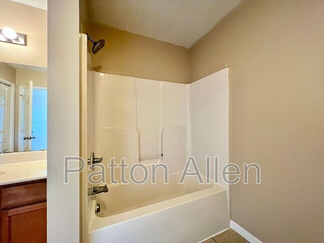 Building Photo - 8 Zell Ln