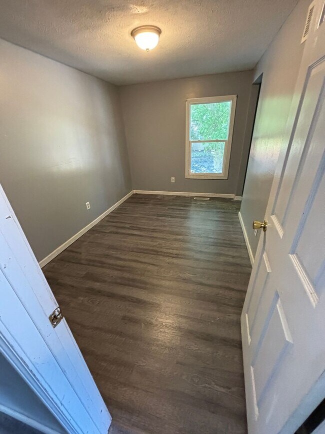 Building Photo - Large 4 Bedroom 1.5 Bathroom HOUSE SPECIAL