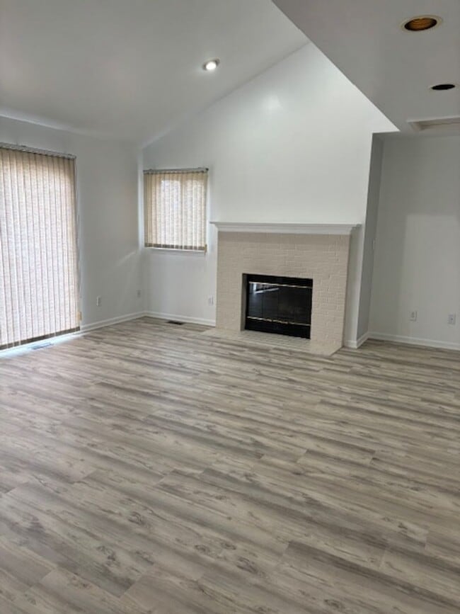 Building Photo - STUNNING LAKE VIEWS, BRIGHTON 3 BEDROOM HOME