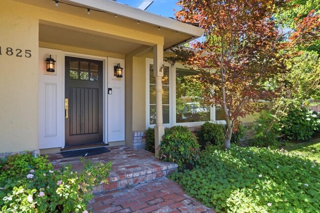 Building Photo - 1825 White Oak Dr