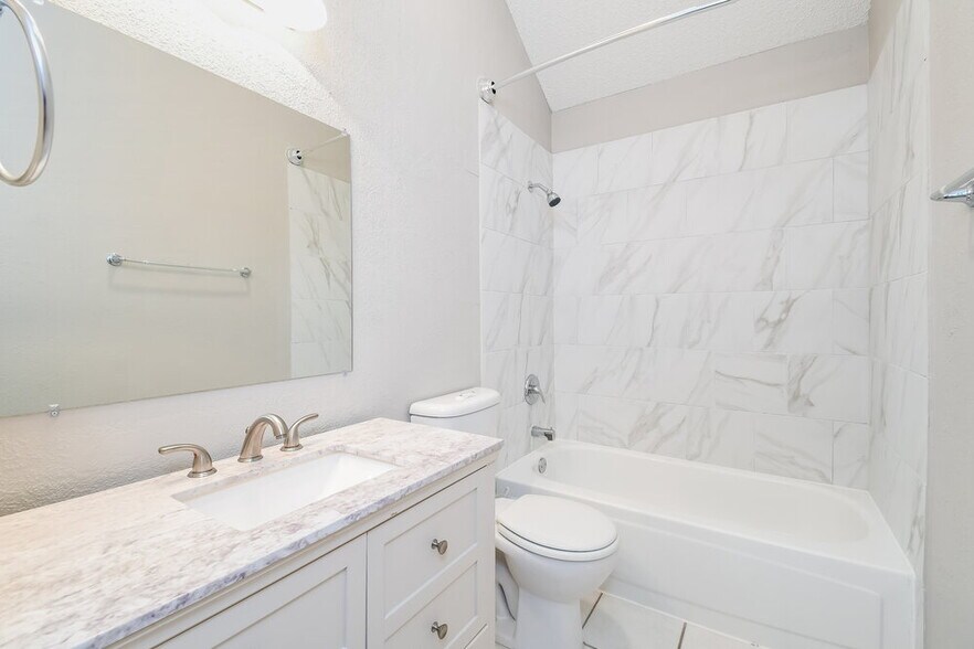 Building Photo - 416 Deauville Dr