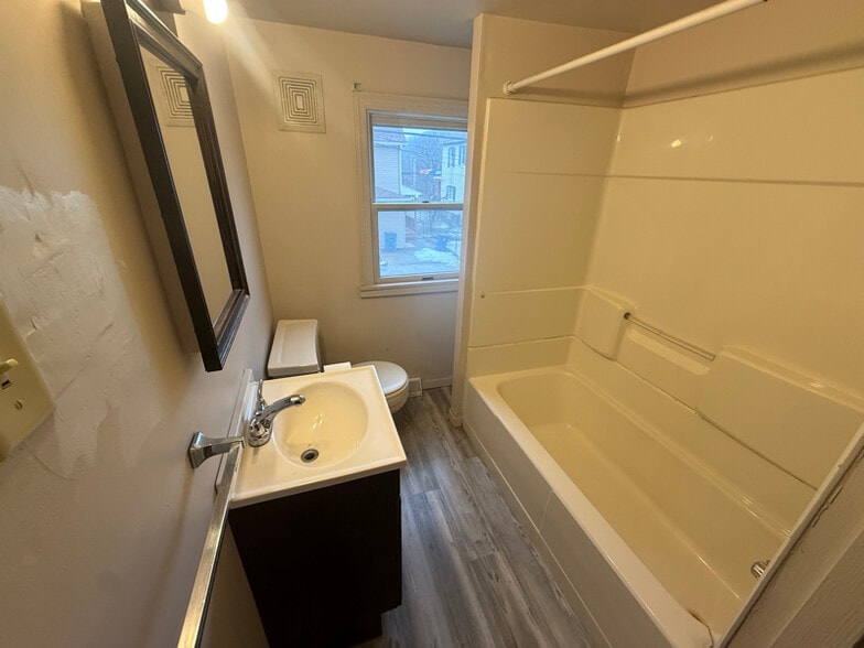 Building Photo - 405 Hillis St