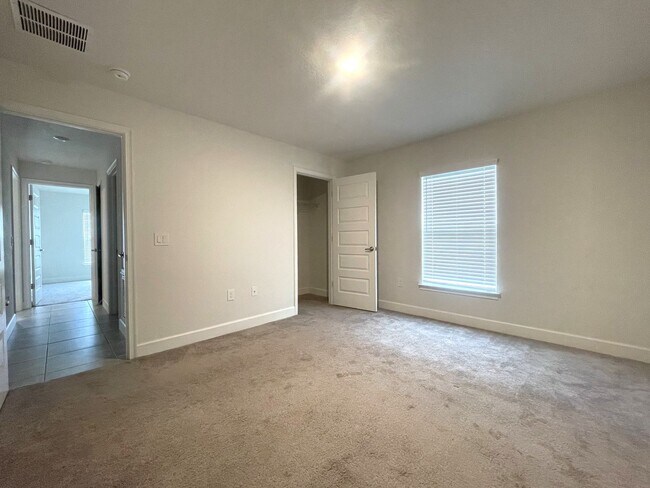 Building Photo - Amazing 3 Bed/2Bath/3 Car Garage Home in Hudson!