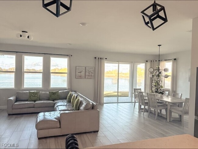 Building Photo - 2038 Grove Dr