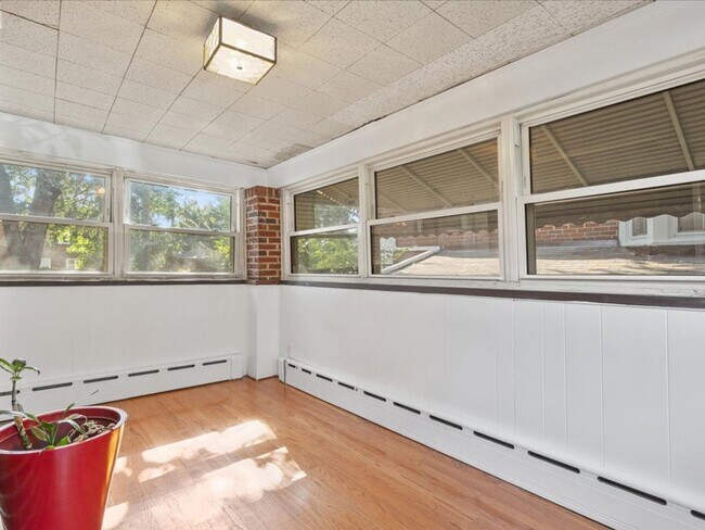 Building Photo - Vintage home with Modern finishes and fenc...