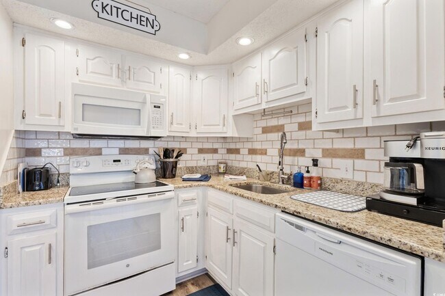 Building Photo - 4242 Pinehurst Cir