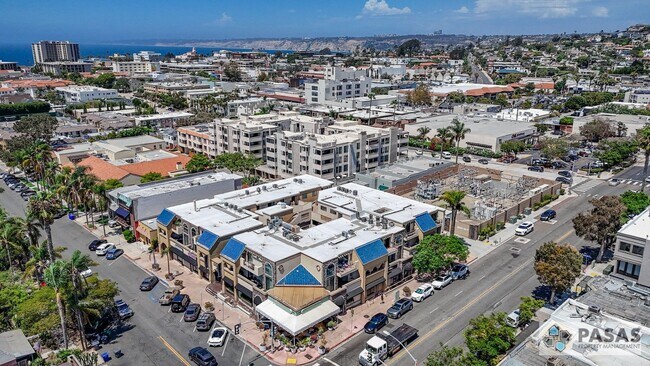 Building Photo - RARE Offering 2BD/2BA - Condo of secured building in highly sought after Boutique Bella Capri bui...