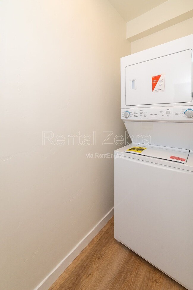 Building Photo - 374 SE Garner St