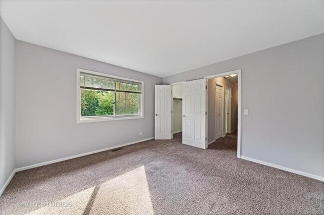 Building Photo - 450 Valley Dr