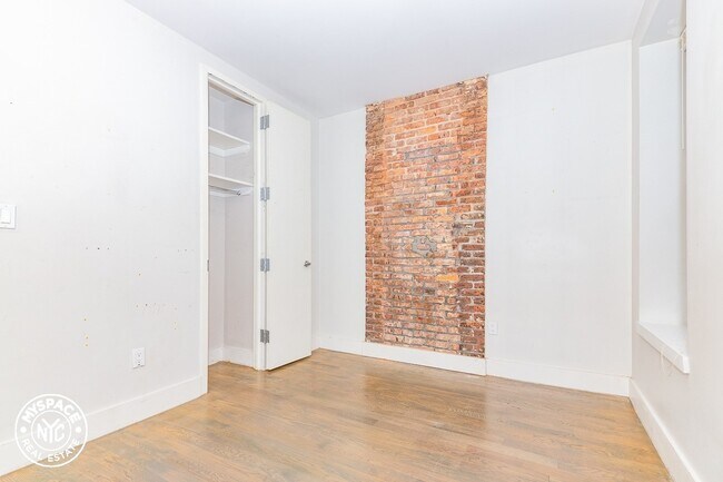 Building Photo - 1328 Halsey St