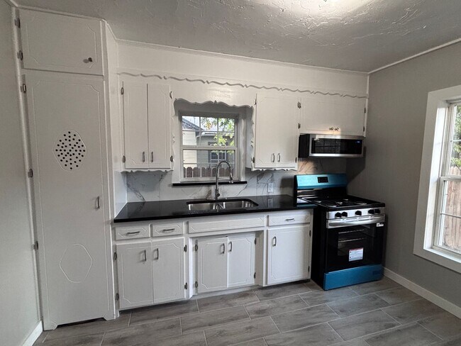 Building Photo - Remodeled 2 bedroom, 1 bathroom house with...