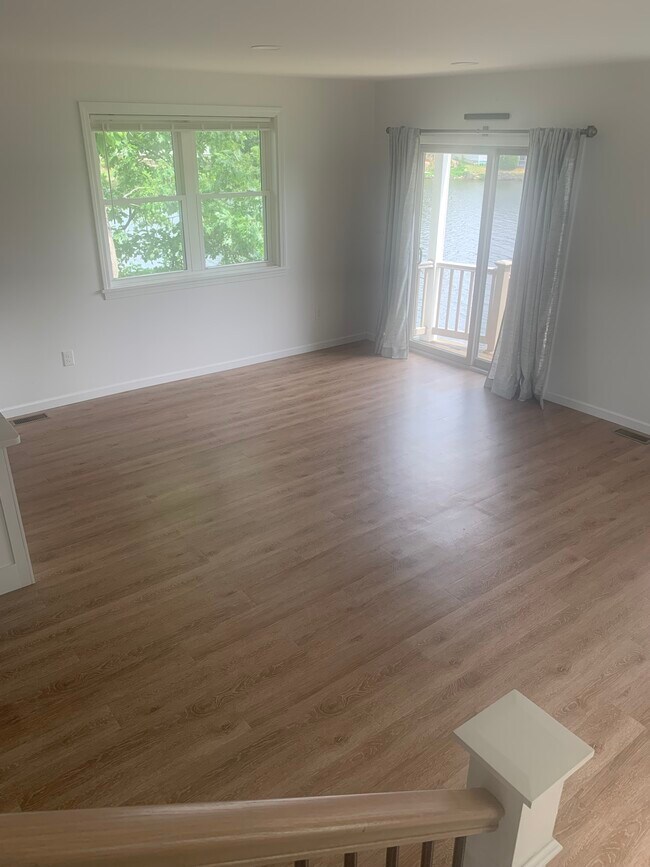 Building Photo - 8 Lakeview Dr