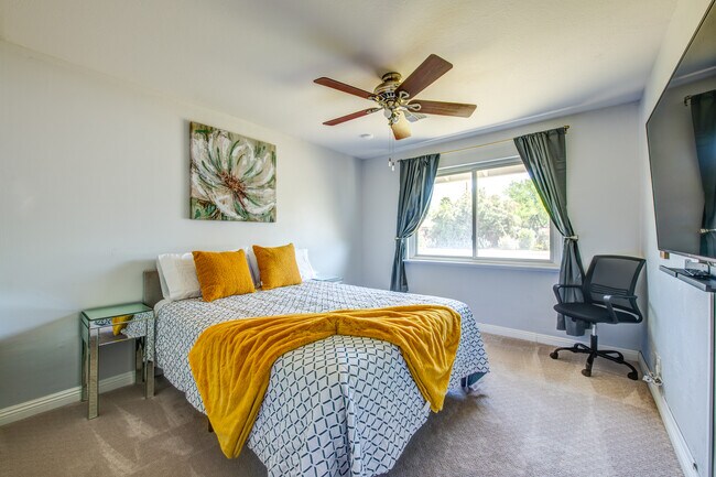 Guest room 2 (Queen bed + Office) - 3344 N 62nd Plz